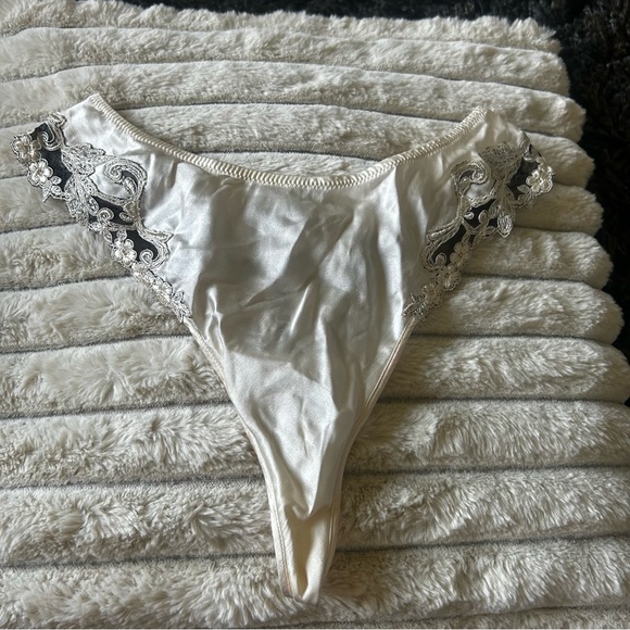 La Perla | Maison Cream Silk Push Up Bra with Black Floral Frastaglio & Thong - Picture 5 of 6